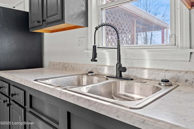 1274 Lipps Ln, Louisville, KY 40219