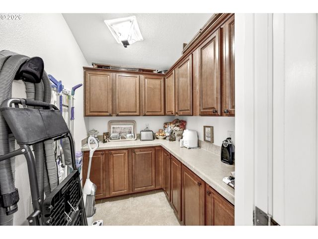 421 SHERWOOD Loop, Florence, OR 97439