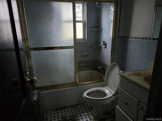 90 53 Francis Lewis Blvd, Hollis, NY 11434