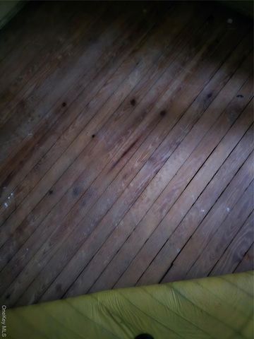 90 53 Francis Lewis Blvd, Hollis, NY 11434