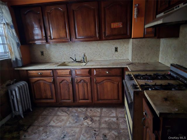 90 53 Francis Lewis Blvd, Hollis, NY 11434