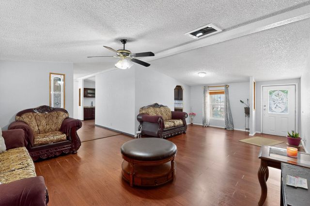 6916 RAY Lane SW, Albuquerque, NM 87121