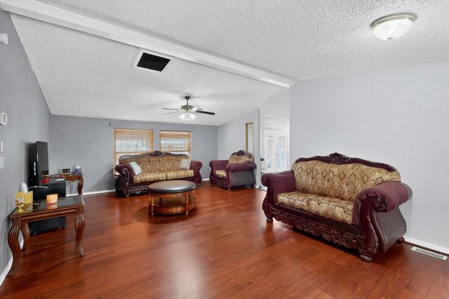 6916 RAY Lane SW, Albuquerque, NM 87121