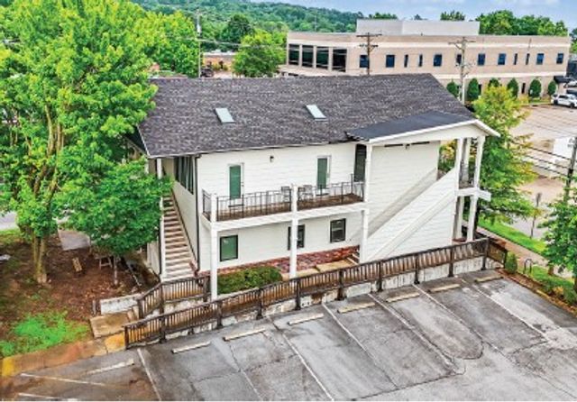 20 E Spring Street, Fayetteville, AR 72701