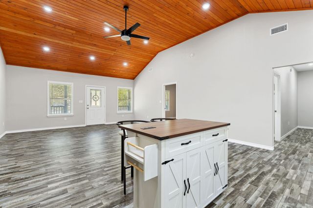 194 Pine Needle St, Onalaska, TX 77360