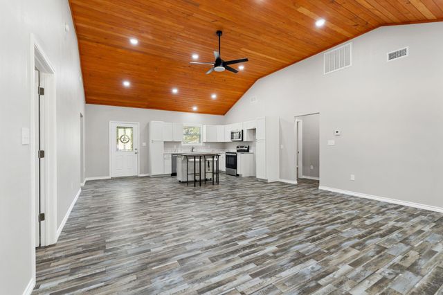 194 Pine Needle St, Onalaska, TX 77360