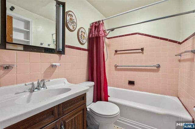185 Reldyes Avenue, Leonia, NJ 07605