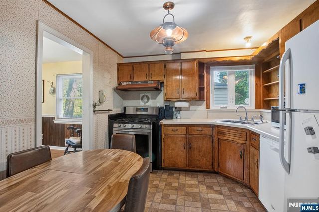 185 Reldyes Avenue, Leonia, NJ 07605