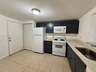 18101 NW 68th Ave B102, Hialeah, FL 33015