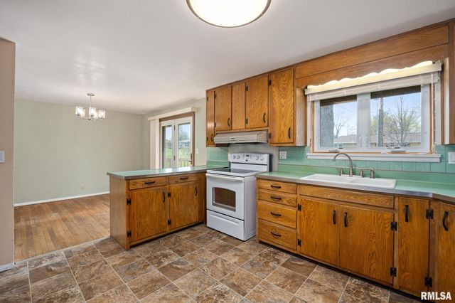 604 S ELM Street, Washington, IL 61571