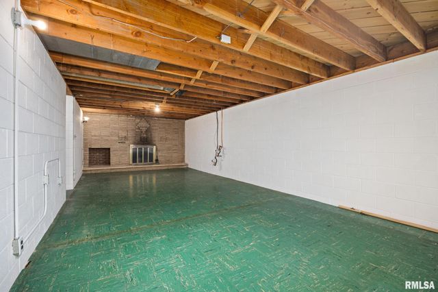 604 S ELM Street, Washington, IL 61571