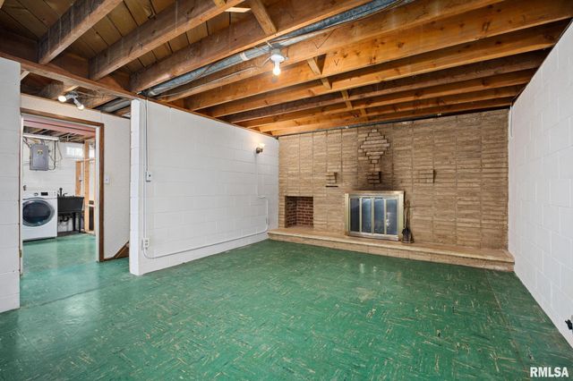 604 S ELM Street, Washington, IL 61571