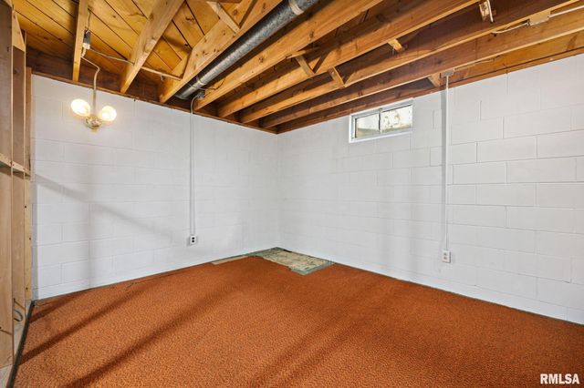 604 S ELM Street, Washington, IL 61571