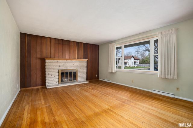 604 S ELM Street, Washington, IL 61571