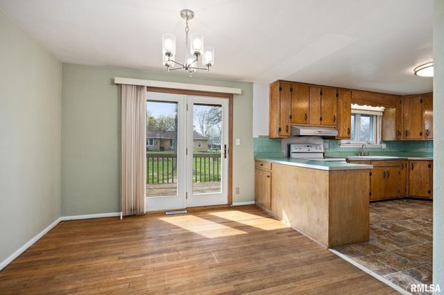 604 S ELM Street, Washington, IL 61571