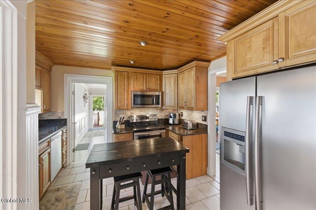 11 Freeman Road, Albany, NY 12208