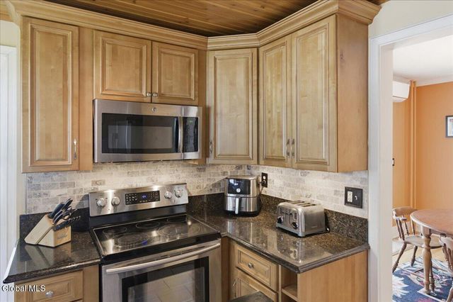 11 Freeman Road, Albany, NY 12208