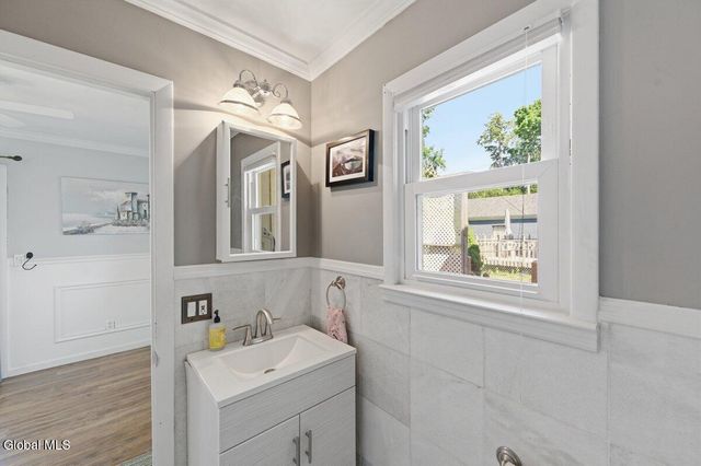 11 Freeman Road, Albany, NY 12208