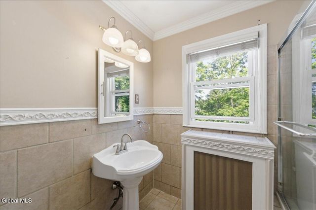 11 Freeman Road, Albany, NY 12208
