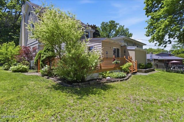 11 Freeman Road, Albany, NY 12208