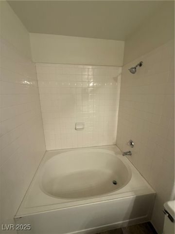 5261 Lindell Road 105, Las Vegas, NV 89118