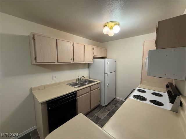 5261 Lindell Road 105, Las Vegas, NV 89118