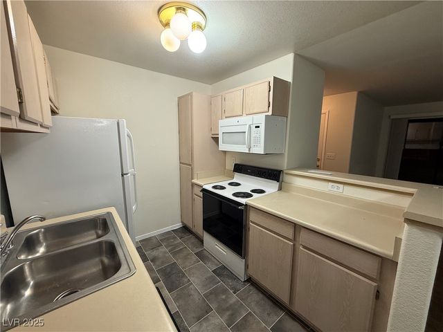 5261 Lindell Road 105, Las Vegas, NV 89118