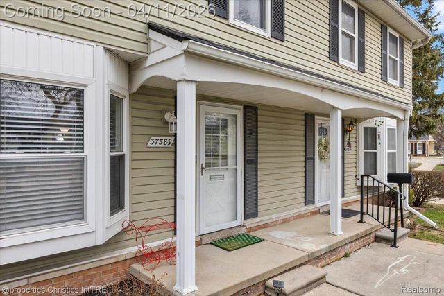 37589 Charter Oaks Blvd, Clinton Charter Township, MI 48036