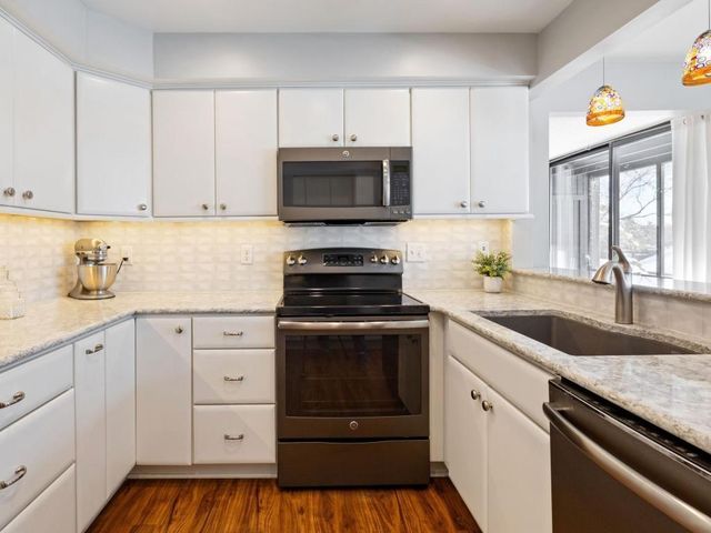 6075 Lincoln Drive 211, Edina, MN 55436