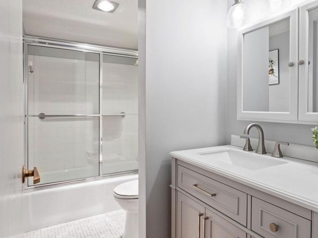 6075 Lincoln Drive 211, Edina, MN 55436