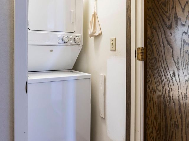 6075 Lincoln Drive 211, Edina, MN 55436