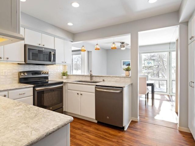 6075 Lincoln Drive 211, Edina, MN 55436