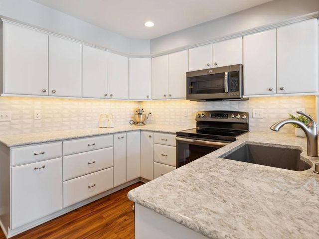 6075 Lincoln Drive 211, Edina, MN 55436