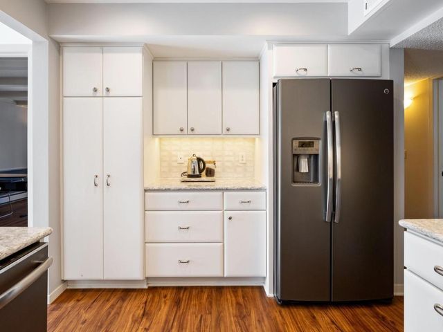 6075 Lincoln Drive 211, Edina, MN 55436