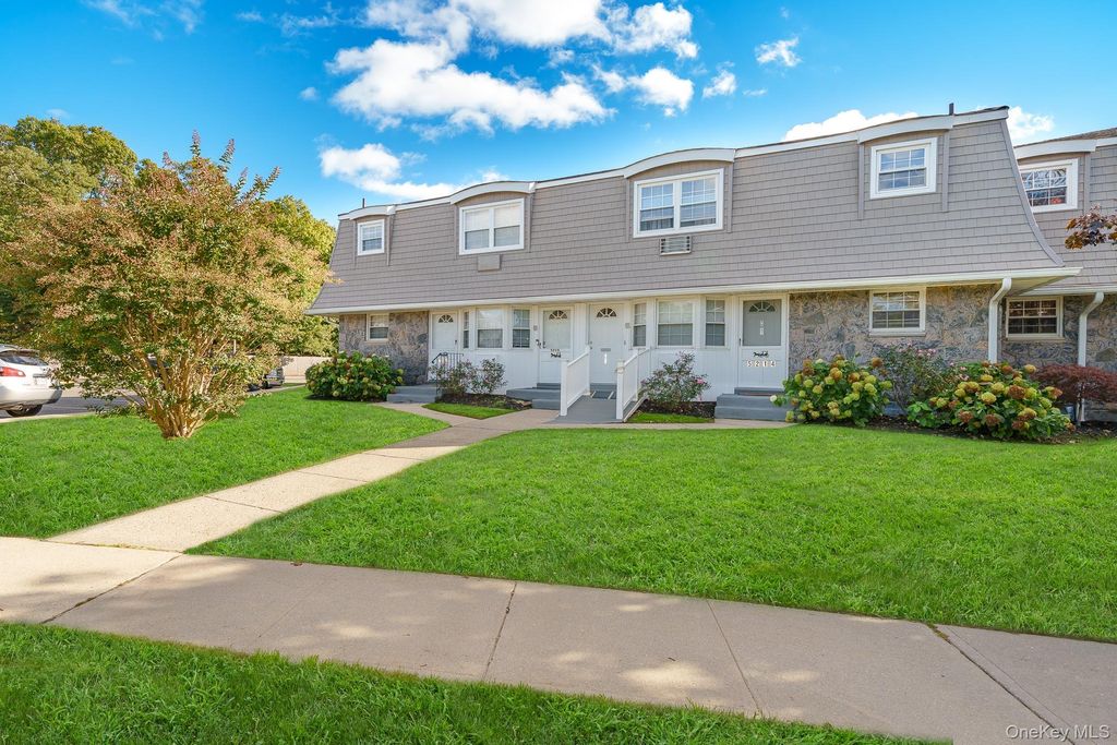 5215 Wilshire Lane 5215, Oakdale, NY 11769 — photo 2