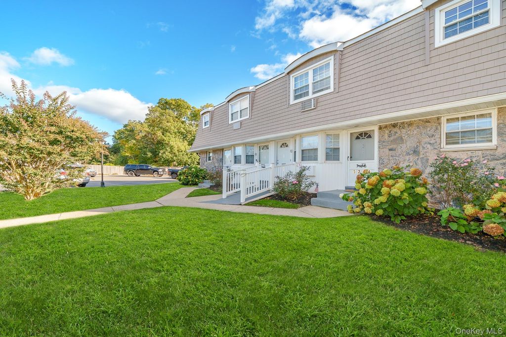 5215 Wilshire Lane 5215, Oakdale, NY 11769 — photo 3