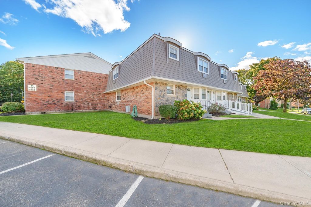5215 Wilshire Lane 5215, Oakdale, NY 11769 — photo 4
