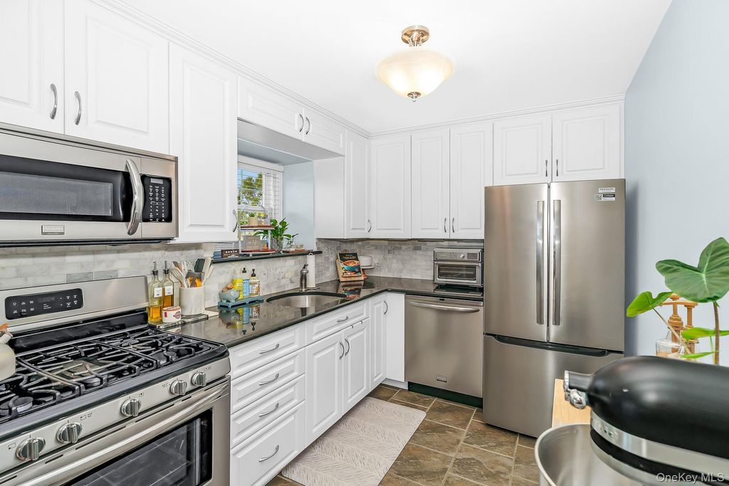 5215 Wilshire Lane 5215, Oakdale, NY 11769 — photo 5