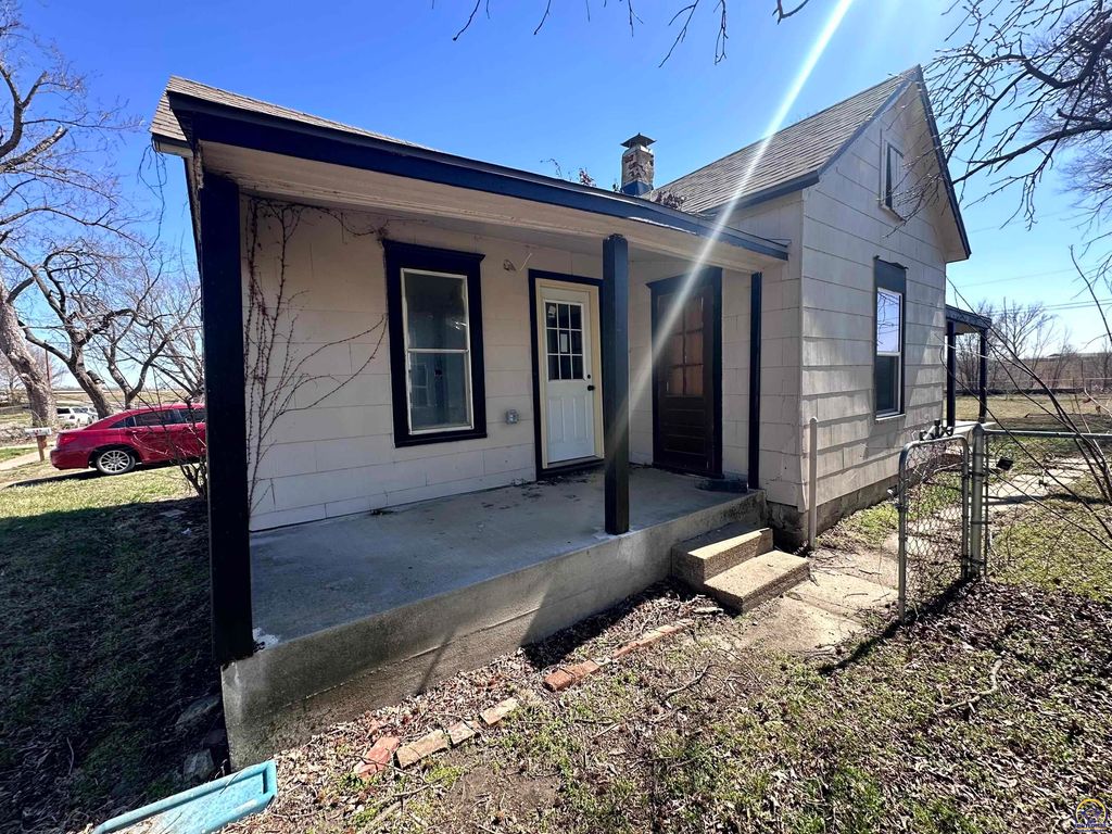 545 NE Sardou AVE, Topeka, KS 66608