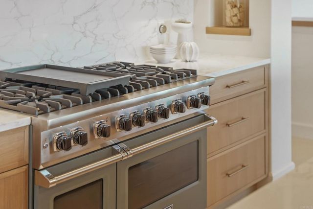 8341 La Jolla Scenic Drive N, La Jolla, CA 92037