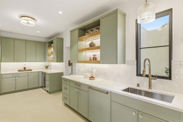 8341 La Jolla Scenic Drive N, La Jolla, CA 92037