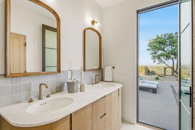 8341 La Jolla Scenic Drive N, La Jolla, CA 92037