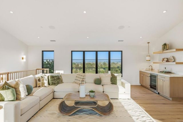 8341 La Jolla Scenic Drive N, La Jolla, CA 92037