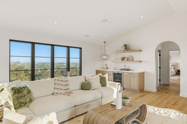 8341 La Jolla Scenic Drive N, La Jolla, CA 92037