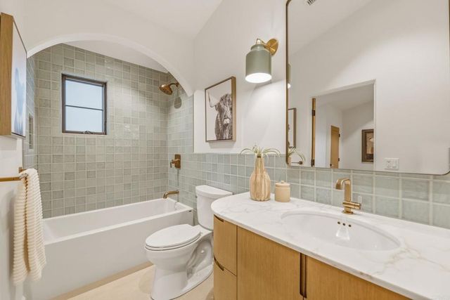 8341 La Jolla Scenic Drive N, La Jolla, CA 92037