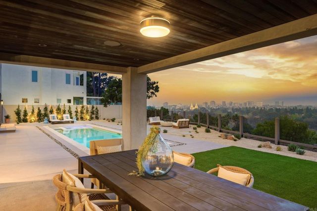 8341 La Jolla Scenic Drive N, La Jolla, CA 92037