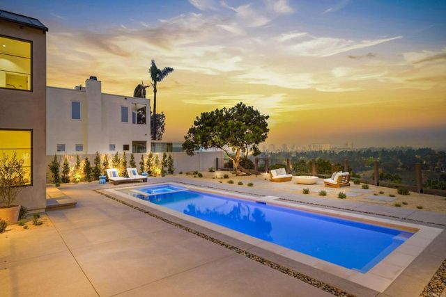 8341 La Jolla Scenic Drive N, La Jolla, CA 92037