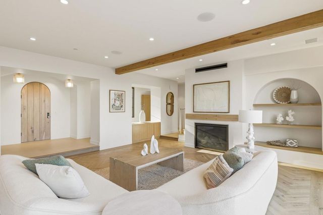 8341 La Jolla Scenic Drive N, La Jolla, CA 92037