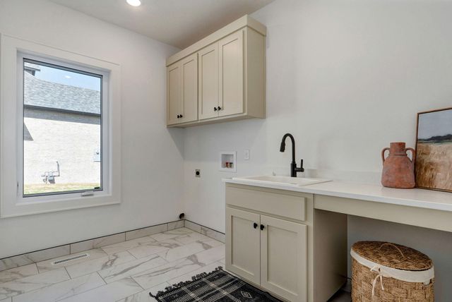 2023 N Silver Charm Avenue, Springfield, MO 65802