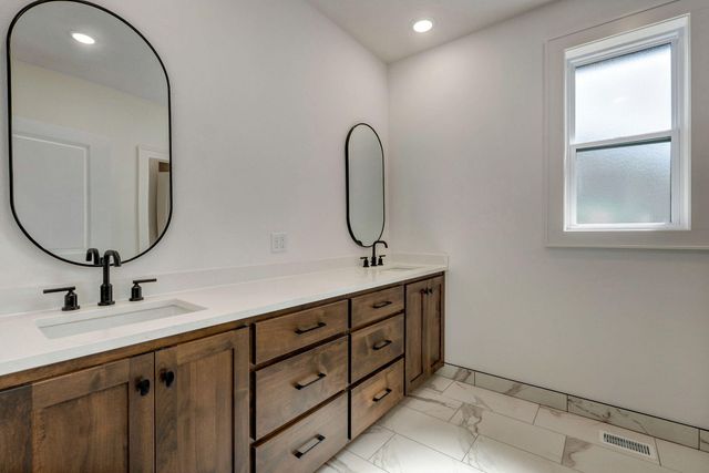 2023 N Silver Charm Avenue, Springfield, MO 65802